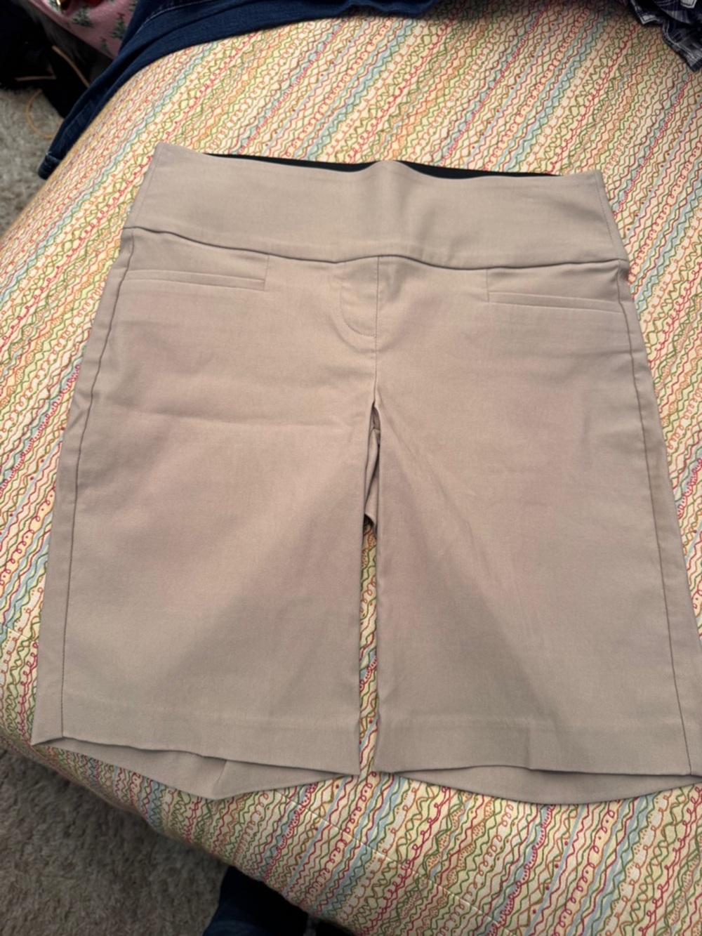 Apt. 9 Brynn Knee-Length tummy control Pull-On Shorts in Khaki Size 8